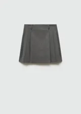Minifalda gris con estampado de raya diplomática, diseño evasé y cierre de cremallera invisible en la parte posterior.