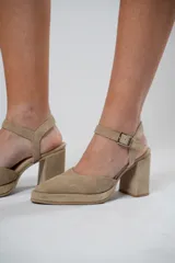 Sandalias de tacón color visón con plataforma y pulsera al tobillo.