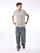 Remera celeste de corte slim con cuello henley y mangas cortas.