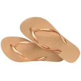 Ojotas Havaianas modelo Slim, color beige con tiras finas metálicas color oro rosado. La suela es texturizada con patrón de arroz.