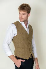 Chaleco de tweed marrón con diseño a cuadros, cierre frontal con botones dorados y dos bolsillos delanteros.