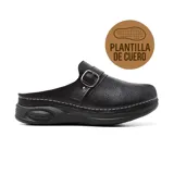 Zueco negro con plantilla de cuero, perforaciones decorativas y hebilla ajustable.