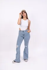 Body blanco de lycra con cuello redondo y sisas amplias.