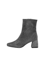 Botas de tacón alto color gris oscuro con brillos, puntera cuadrada y cierre lateral con cremallera.