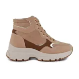 Bota casual de caña alta color beige con detalles en marrón y dorado. Tiene cordones, plataforma y suela track.