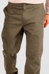 Pantalón chino azul marino de corte recto con bolsillos laterales y traseros.