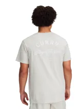 Remera gris claro de manga corta con cuello redondo y logo de Curry bordado en el pecho.