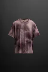 Camiseta deportiva de hombre Zara Athleticz, corte relaxed fit, confeccionada en tejido técnico perforado, ligero y elástico. Diseño tie dye en tonos borgoña y beige.