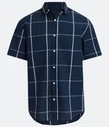Camisa de manga corta con estampado de cuadros grid, corte comfort y cuello camisero.