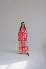 Vestido largo color rojo con estampado floral blanco y beige, corte amplio y mangas 3/4.
