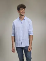 Camisa negra de lino, de manga larga y corte clásico.