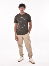 Remera verde militar de corte recto con cuello redondo y estampa con una palmera y texto en el frente.