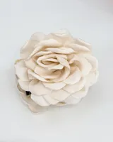 Broche para el cabello con forma de flor grande, color crudo, fabricado con capas de tela superpuestas para simular pétalos.