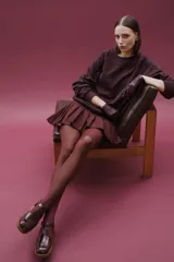 Zapato guillermina de cuero vacuno charol color negro, con suela de goma color marrón.