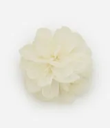Pinza para el pelo con forma de flor color crema, confeccionada en tejido de poliéster.
