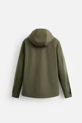 Parka verde militar confeccionada en tejido técnico ligero resistente al viento, con cuello alto, capucha, manga larga con puños ajustables, bolsillos de plastrón con solapa en la cadera, bolsillo interior, bajo ajustable con elásticos y cierre frontal con cremallera oculta por solapa con botones a presión.