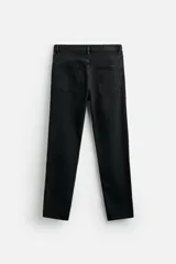 Pantalón de jean azul oscuro, corte slim fit, tiro medio, cinco bolsillos, tejido elástico y efecto lavado.