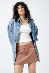 Minifalda color ladrillo, estilo cargo, de tiro bajo y corte recto.