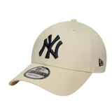 Gorra New Era modelo 9FORTY ajustable, color beige claro, con el logo de los New York Yankees bordado en azul marino en el frente y el logo de New Era bordado en el lateral.