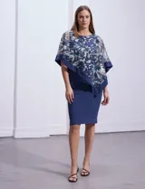Vestido azul de seda fría, marca RM Richards. Tiene una sobre capa en microtul bordado con flores.