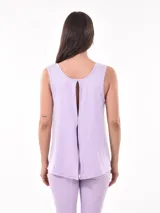 Musculosa deportiva gris con corte holgado y sisas amplias.