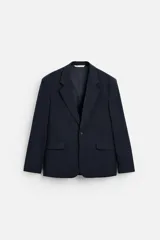 Blazer slim fit color azul marino confeccionado en tejido con viscosa. Cuello con solapas de muesca, manga larga con puño con detalle de botones, bolsillo de vivo en pecho y de solapa en cadera, bolsillo interior, bajo con aberturas en espalda y cierre frontal con botones.