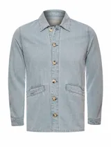 Chaqueta de denim a rayas azules y blancas, de corte recto con cuello camisero, cierre frontal con botones y dos bolsillos delanteros.