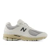 Championes urbanos New Balance modelo U2002Rj, color beige con detalles en gris, confeccionados en gamuza y malla, con logo "N" característico en los laterales y entresuela ENCAP.