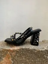 Sandalias negras de eco cuero con tiras finas, base cuadrada y taco bloque de 9 cm.