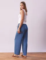Pantalón largo de lyocell color azul, corte ancho, con pretina elastizada con lazo de ajuste, bolsillos laterales y delanteros tipo cargo.