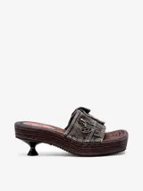 Sandalias mule Diesel modelo D-Ibiza, con plataforma estilo alpargata y tacón acanalado. La banda superior es de denim con cremallera, bolsillo con solapa y logo de la marca.