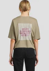 Remera rosa de manga corta con cuello redondo y estampado frontal con la inscripción "VNGERBRG".