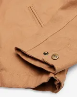 Campera color marrón claro con cuello de pana marrón oscuro, cierre frontal con cremallera, bolsillos laterales y logo bordado en el pecho.