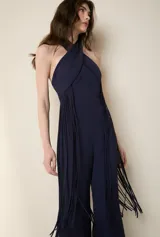 Mono largo azul con escote halter cruzado y detalle de flecos en los laterales.