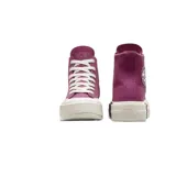 Championes Converse de caña alta color borgoña, con cordones blancos y plataforma blanca con detalle negro.