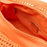 Bolso tipo shopper color naranja, tejido al crochet, con doble asa tejida para llevar al hombro o en la mano. Tiene cierre superior y forro interior textil a tono con bolsillo interno con cierre.