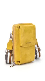 Phone bag color amarillo con textura de cuero envejecido, con bolsillo frontal de tapa para el celular. Incluye correa de galón regulable y desmontable con rayas blancas, marrones y grises. Cierre perimetral de gran apertura, con bolsillos internos para documentos, tarjetas y billetes.