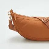 Riñonera marrón con correa ajustable.