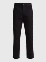 Pantalón de corte slim color negro, confeccionado en algodón y elastano, con diseño de cinco bolsillos, cierre con botón y cremallera, detalles distintivos de Calvin Klein y logo en el bolsillo trasero.
