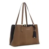 Cartera Guess modelo Lyndi mediana, color marrón con textura tipo piel de reptil y detalles en negro.