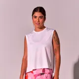 Musculosa deportiva blanca de corte holgado, con sisas amplias y logo pequeño estampado en el ruedo.