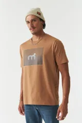 Remera color marrón con estampado rectangular con líneas horizontales y figura geométrica en el centro.