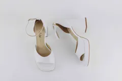 Sandalias de cuero color dorado con plataforma, tacón cuadrado y pulsera al tobillo.