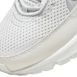 Championes Nike Air Max Pulse color blanco con detalles en rojo.