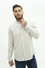 Camisa de lino azul marino con cuello mao, corte semi slim y logo bordado en el pecho.