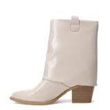 Botas cortas color nude, de cuero sintético, con caña ancha y plegada, punta fina y taco ancho de madera.