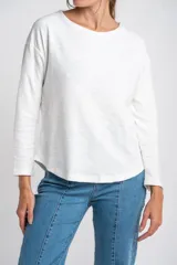 Sweater negro de tejido de punto con textura acanalada horizontal, corte holgado y mangas largas.