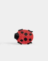 Broche acrílico con forma de vaquita de San Antonio, color rojo con lunares negros.