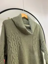 Sweater verde seco de corte recto con cuello caído, punto trenzado en la parte delantera y terminaciones en punto elástico en puños y bajo.