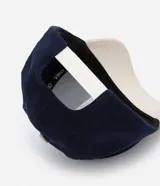Gorra de sarga azul marino con visera curva color beige, bordado frontal con las letras LA en blanco y cierre ajustable en la parte posterior.